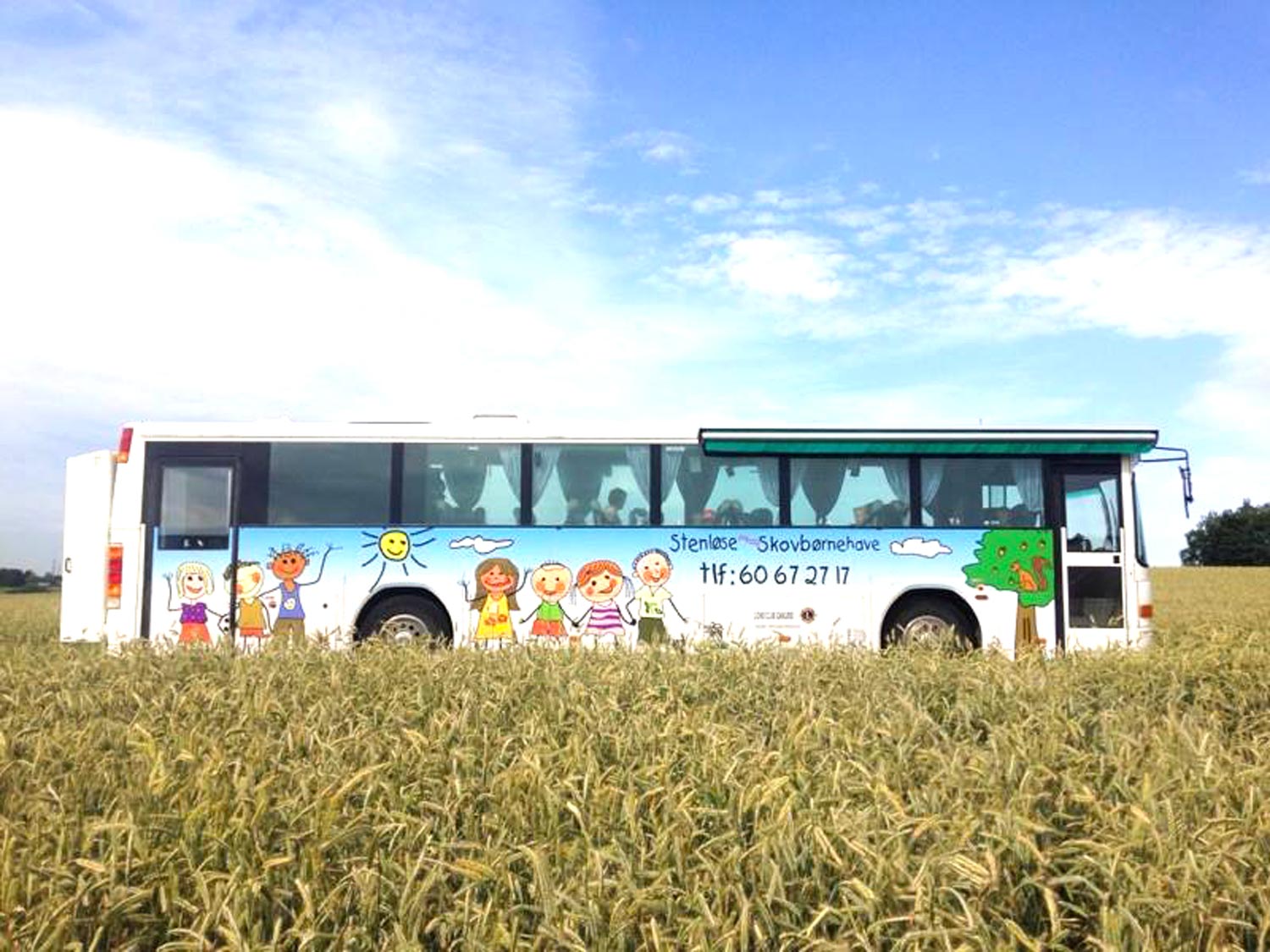 kører hver dag på eventyr i naturen, i vores skønne bus Rumle